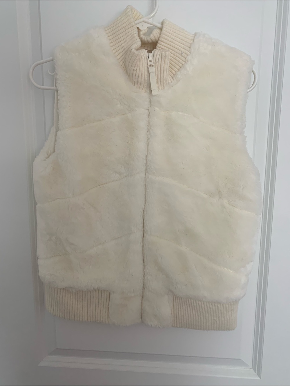 Old Navy Cream Faux-Fur Women’s Vest